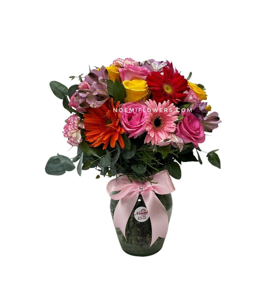 Jarrón floral confeccionado con gerberas y rosas - Floristería Noemi Flowers. 
