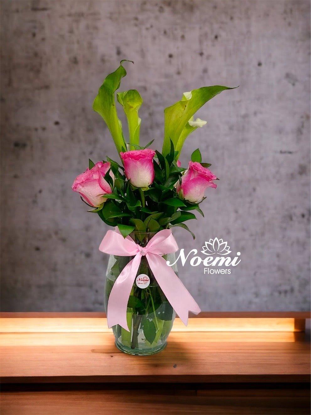 Jarrón de Calas y Rosas - Floristería Noemi Flowers