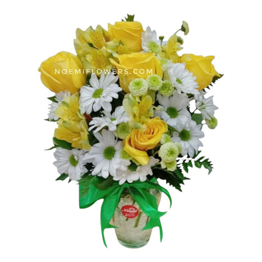 Jarrón floral confeccionado con rosas, astromelias, margaritas, pinocho y follaje variado - Floristerías Noemi Flowers. 