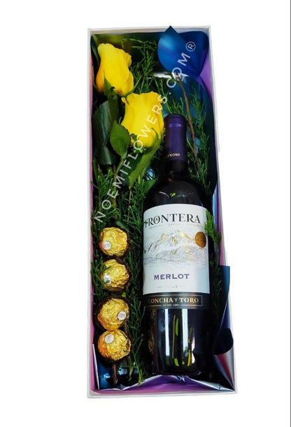 Caja con 2 rosas, botella de vino y 4 bombones de Ferrero Rocher - Floristería Noemi Flowers