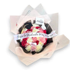 30 claveles, complementado con un birrete, cinta satín con frase corta - Floristería Noemi Flowers