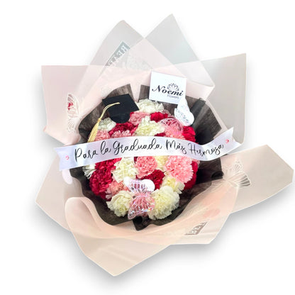 30 claveles, complementado con un birrete, cinta satín con frase corta - Floristería Noemi Flowers