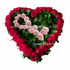 Confeccionado con rosas rosas, mini rosas rosadas, ruscus y caja en forma de corazón - Floristería Noemi Flowers