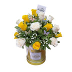 24 rosas entre amarillas y blancas con follaje variado - Floristería Noemi Flowers.