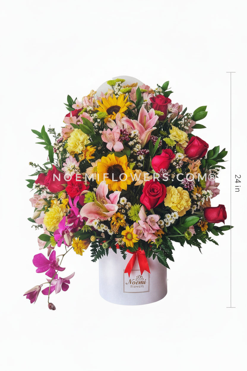 Arreglo regalo floral de exuberante jardín de rosas, claveles, lirios, girasoles, margaritas con detalle de orquídea y follaje variado - Floristería Noemi Flowers