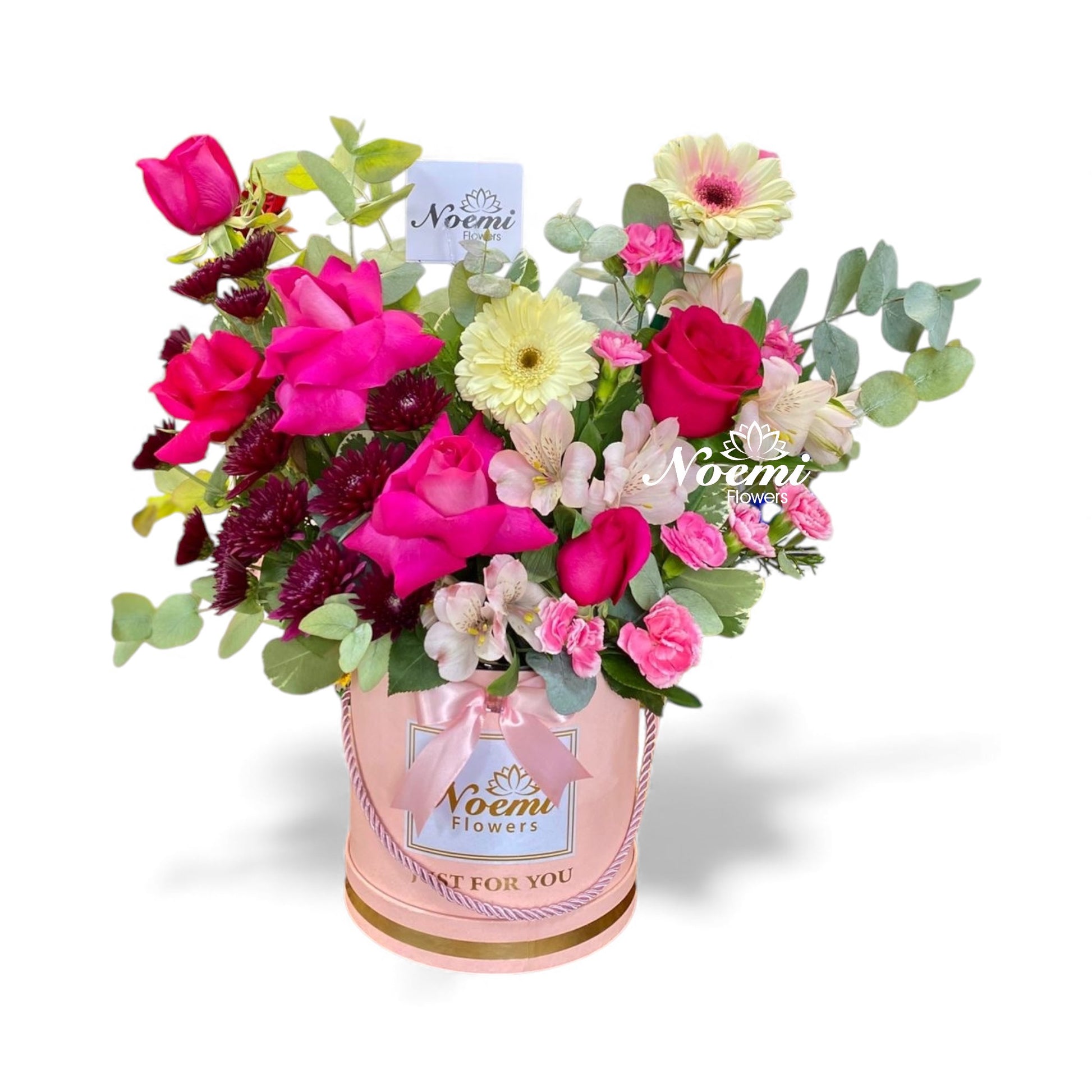 Confeccionado con rosas, mini rosas, gerberas y follaje variado - Floristería Noemi Flowers. 