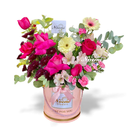 Confeccionado con rosas, mini rosas, gerberas y follaje variado - Floristería Noemi Flowers. 