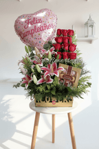 Arreglo regalo con 12 rosas lirios y globo
