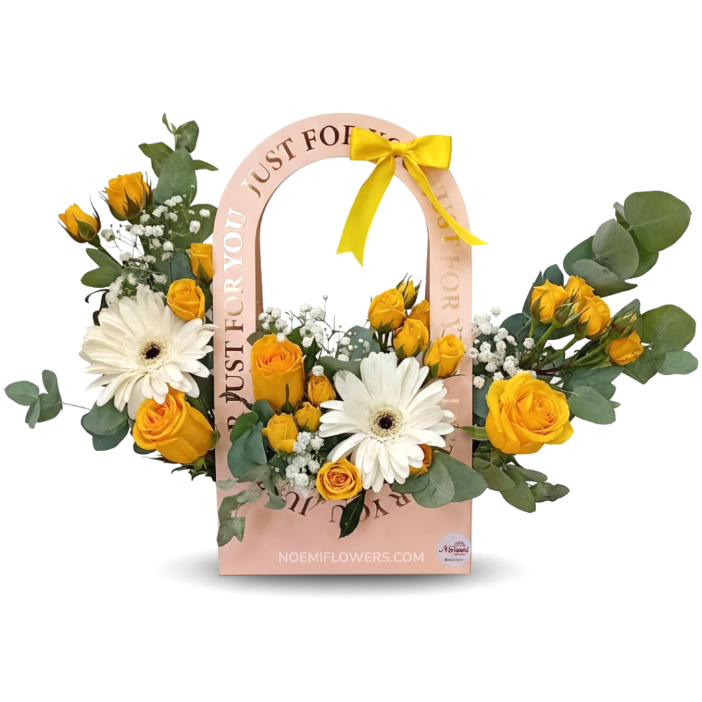 Confeccionado con rosas, mini rosas, gerberas, eucalipto y gipsofilia - Floristería Noemi Flowers.