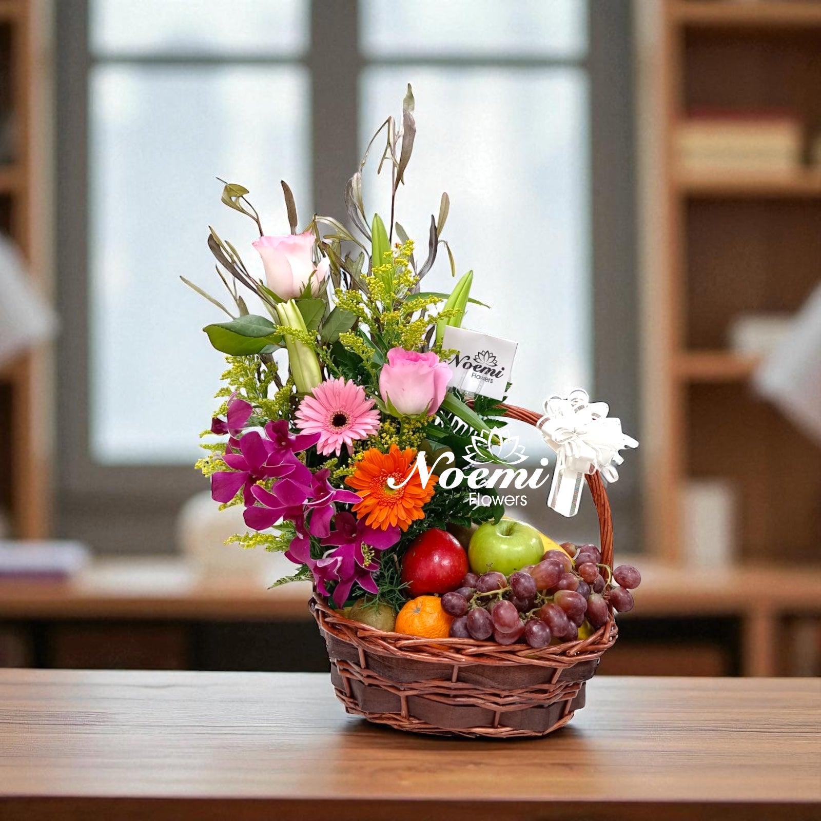 Canasta confeccionada con frutas y flores - Floristería Noemi Flowers