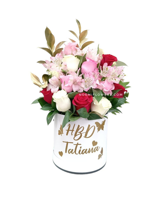 Caja de 12 rosas rojas y rosadas con astromelias y follaje- Floristería Noemi Flowers