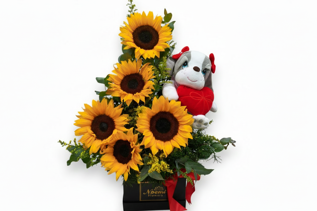 Arreglo confeccionado con girasoles, follaje variado y peluche samuel y miel - Floristería Noemi Flowers. 