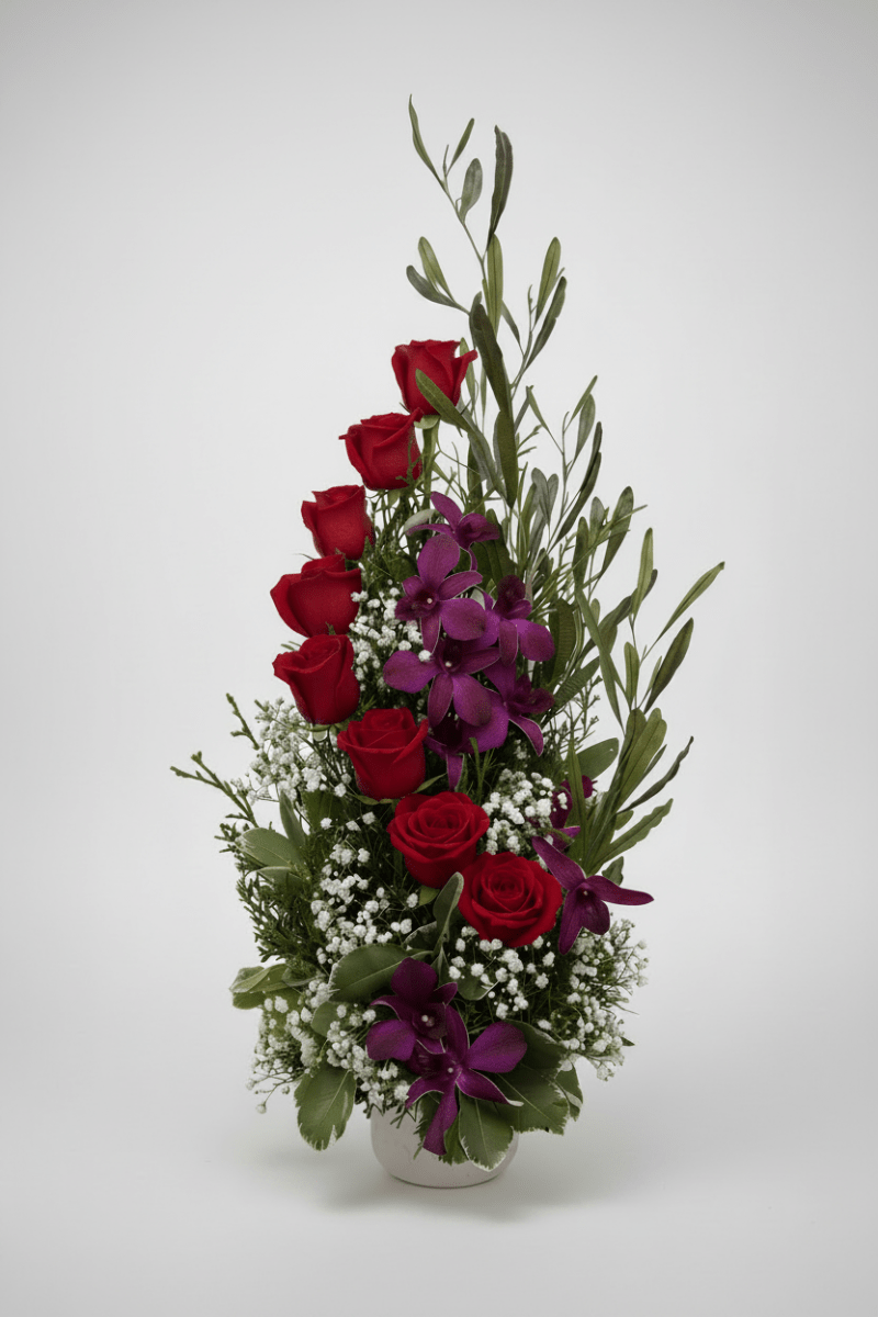  ocho rosas que hablan de amor profundo, acompañadas de Orquídea Dendrobium que añade sofisticación. Completado con chocolate gourmet  - Floristería Noemi Flowers