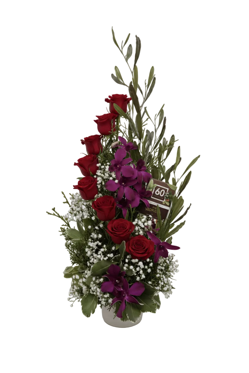 Ocho rosas rojas con orquidea dendrobium y gipsofilia y chocolate Oro Moreno con follaje variado - Floristeria Noemi Flowers