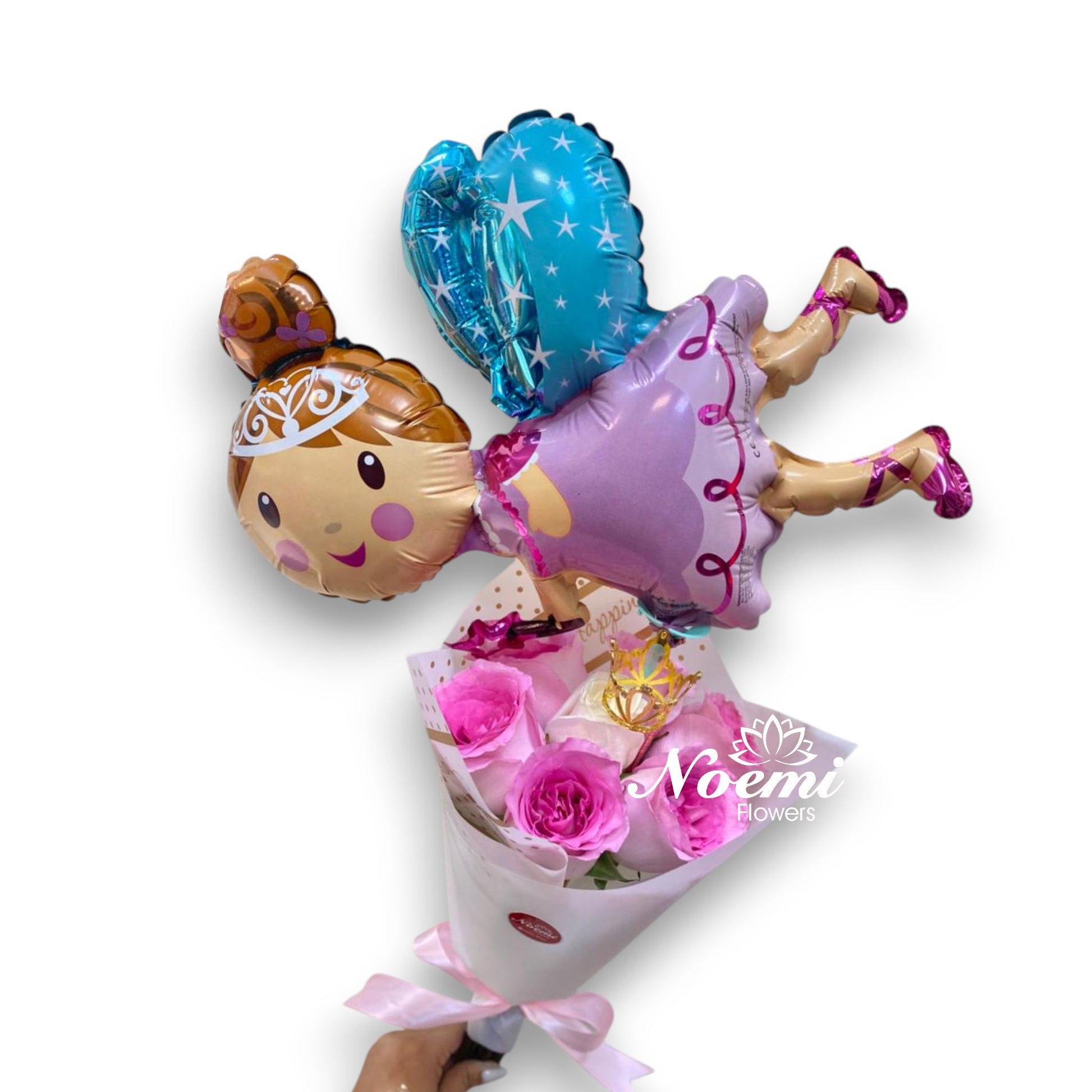 Confeccionado con rosaqs, mini corona y globo de 9" - Floristería Noemi Flowers.