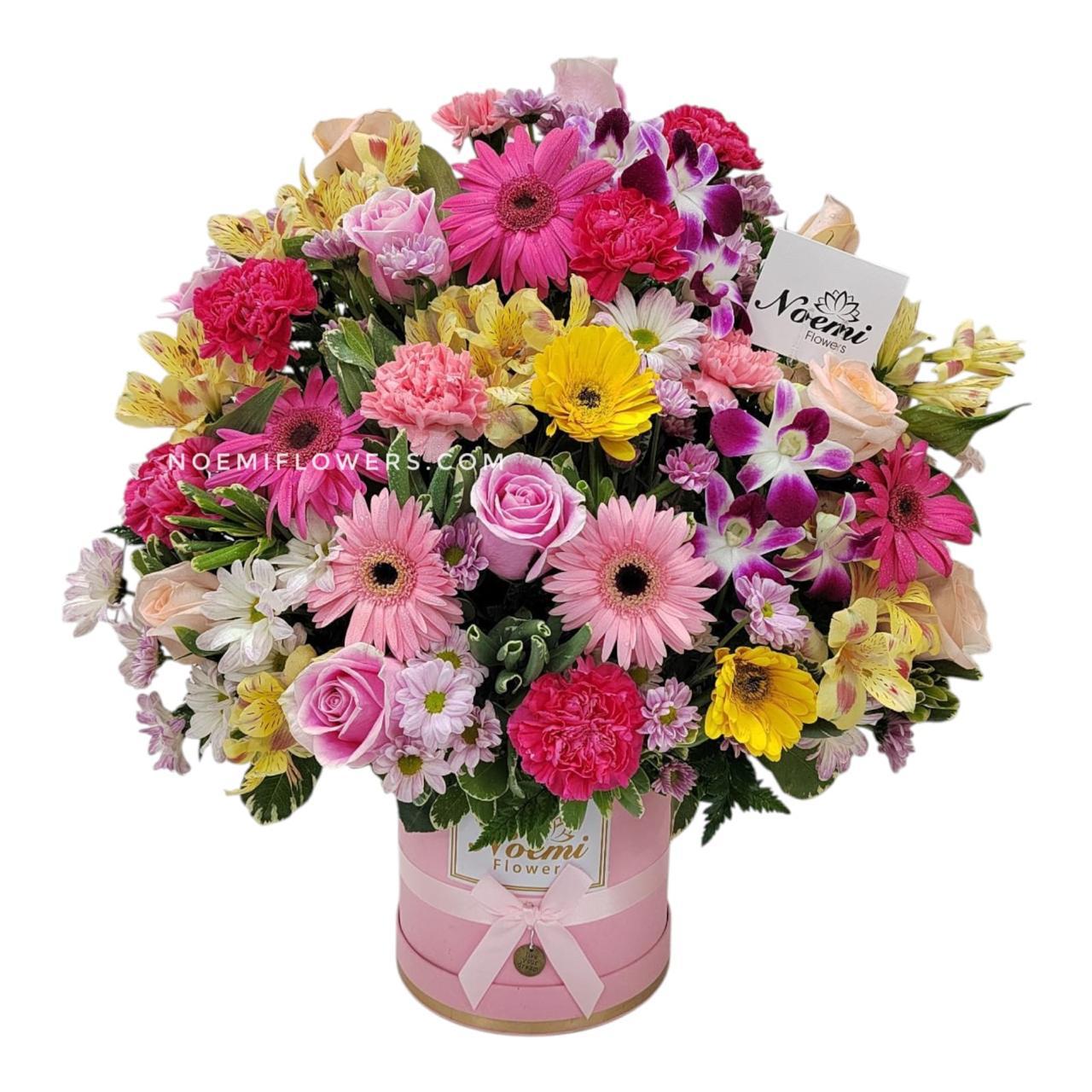 Arreglo floral confeccionado de gerberas, astromelias, claveles, rosas, margaritas, orquídeas, y follaje variado - Floristería Noemi Flowers.