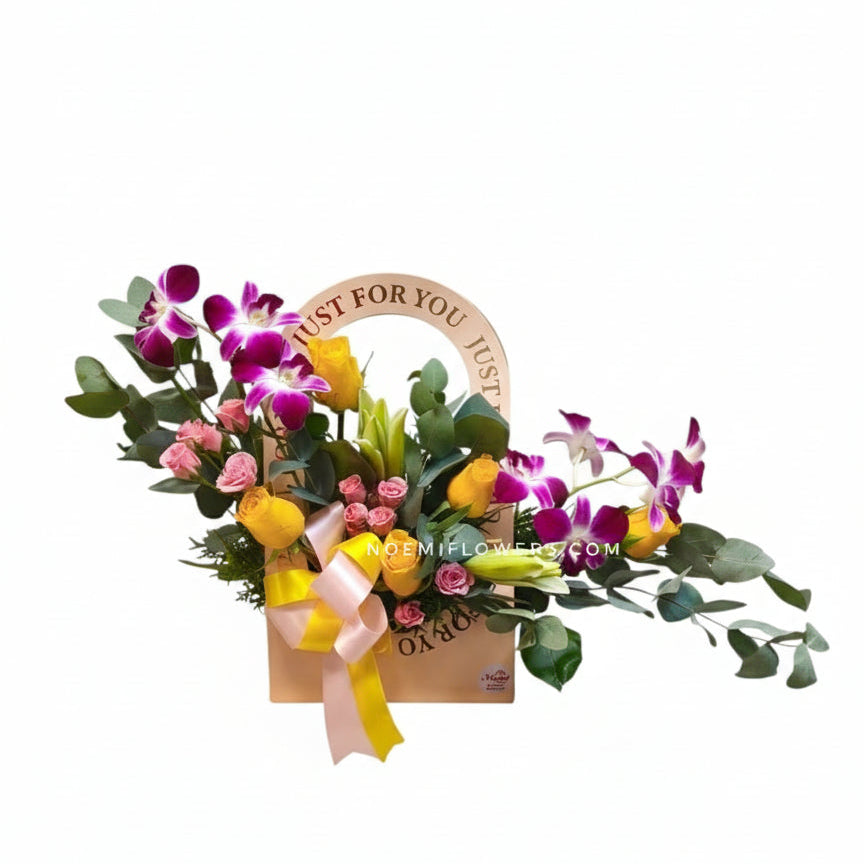 Arreglo floral compuesto por exquisitas orquídeas, lirios, rosas y mini rosas acompañado por delicado follaje variado- Floristería Noemi Flowers. 