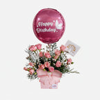 Confeccionado con mini rosas, pino y globo personalizado - Floristería Noemi Flowers. 