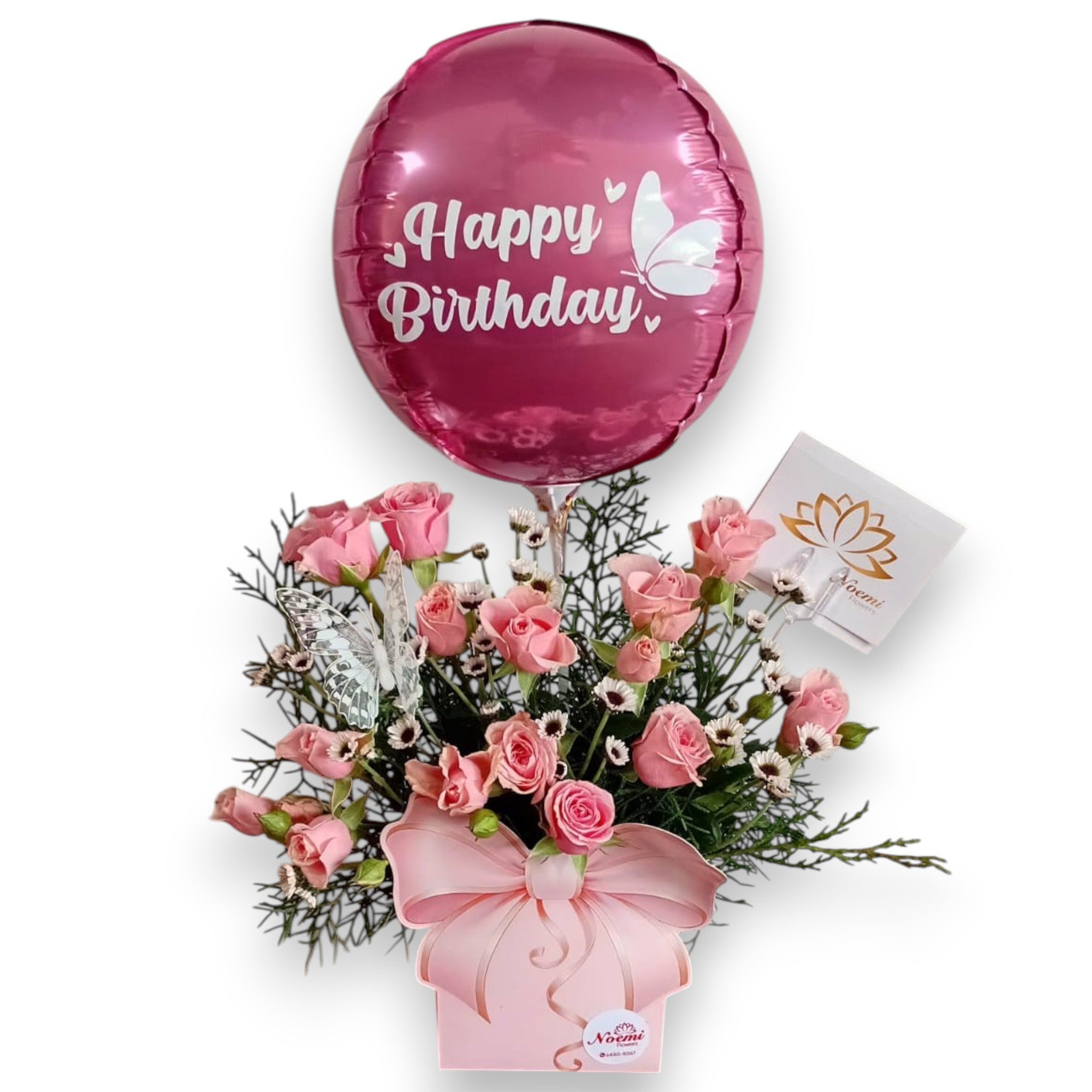 Confeccionado con mini rosas, pino como follaje, mariposa y globo orbit personalizado- Floristería Noemi Flowers. 