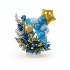 Arreglo confeccionado con rosas, follaje variado y globos - Floristería Noemi Flowers. 