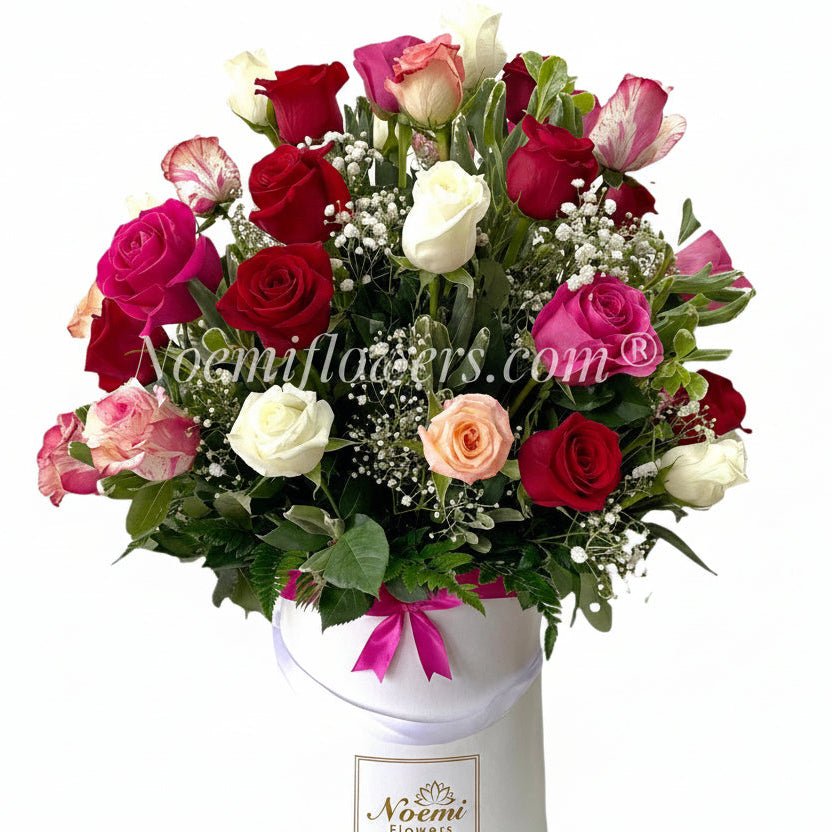 Caja regalo con 50 rosas con colores varidos - Floristería Noemi Flowers