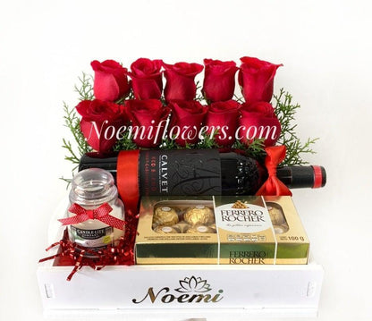 10 rosas rojas con botella de vino chocolates y vela - Floristería Noemi Flowers