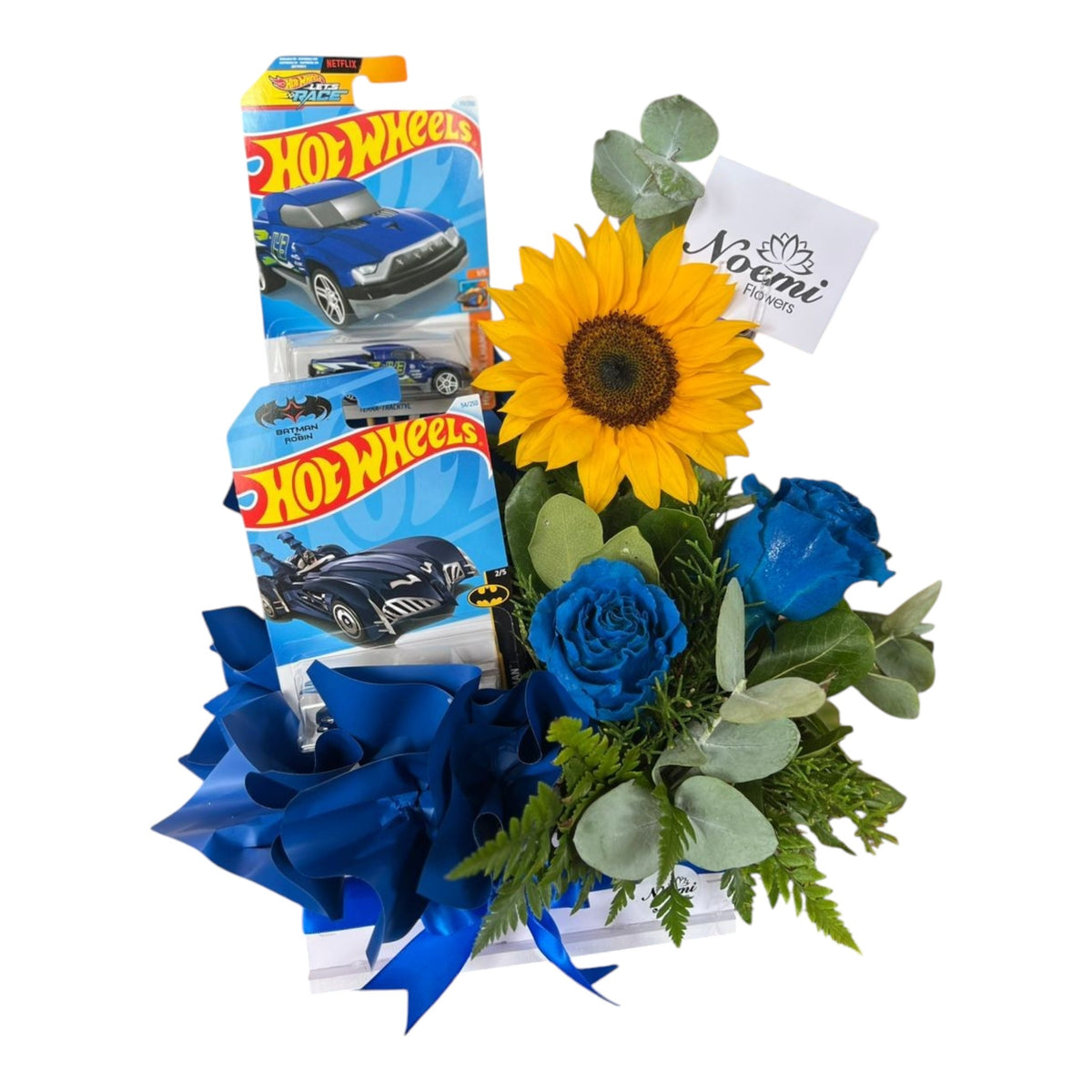 Confeccionado con rosas tinturadas en azul, girasol follaje variado, 2 carritos Hot Wheels - Floristería Noemi Flowers. 