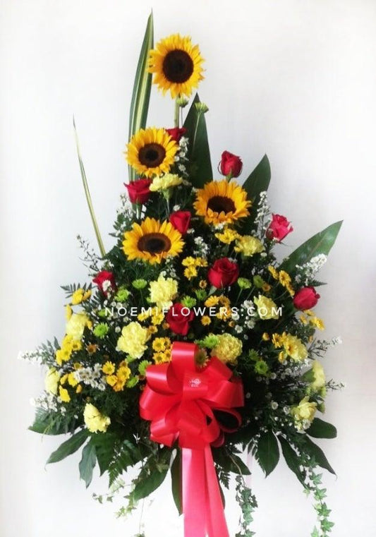 Arreglo para Inauguración con rosas girasoles claveles y follaje