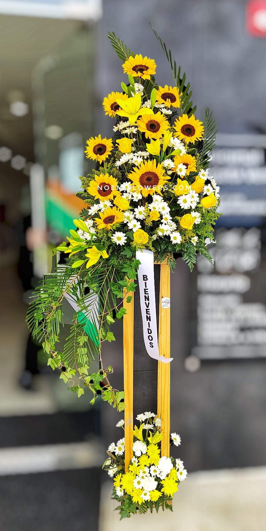 Pedestal 02 confeccionado con girasoles, lirios, rosas, montecasino y crisantemo - Floristería Noemi Flowers