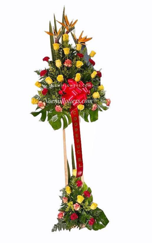 Pedestal para Inauguración con rosas, claveles, aves de paraíso y follaje variado, con lazo. - Floristería Noemi Flowers