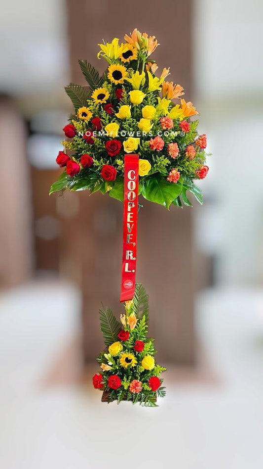 Pedestal 10 compuesto de rosas, lirios, claveles, girasoles helecho - Floristería Noemi Flowers