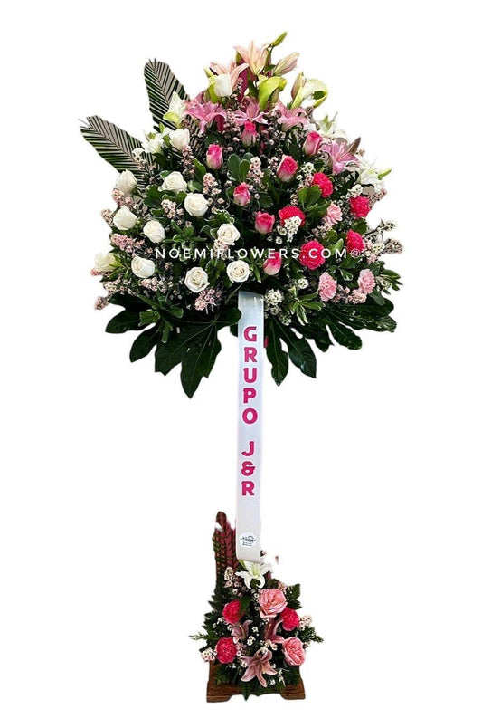 Pedestal 26  Confeccionado de rosas, lirios, claveles, flores variadas y relleno - Floristería Noemi Flowers
