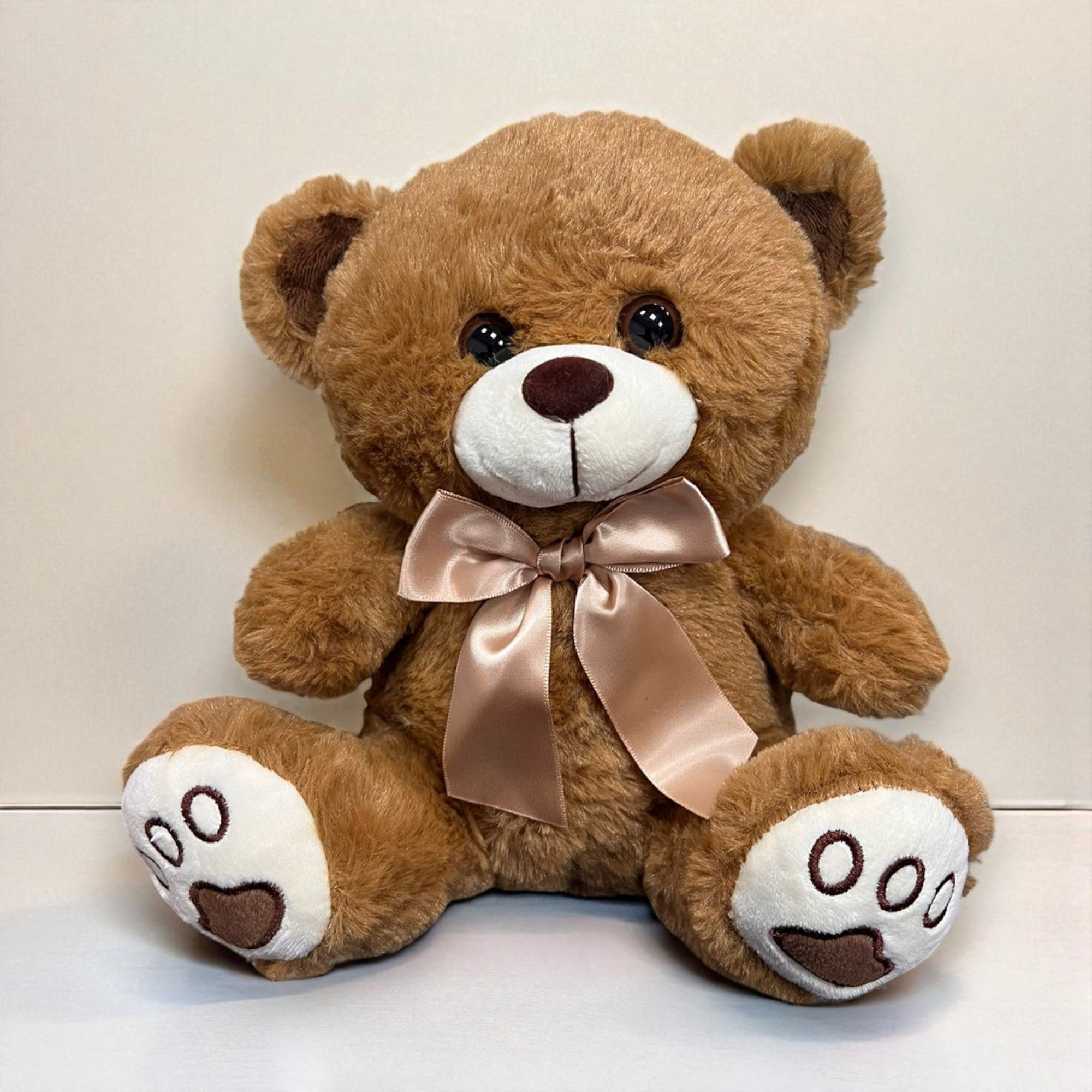 Peluche Osito con Lazo - Floristería Noemi Flowers