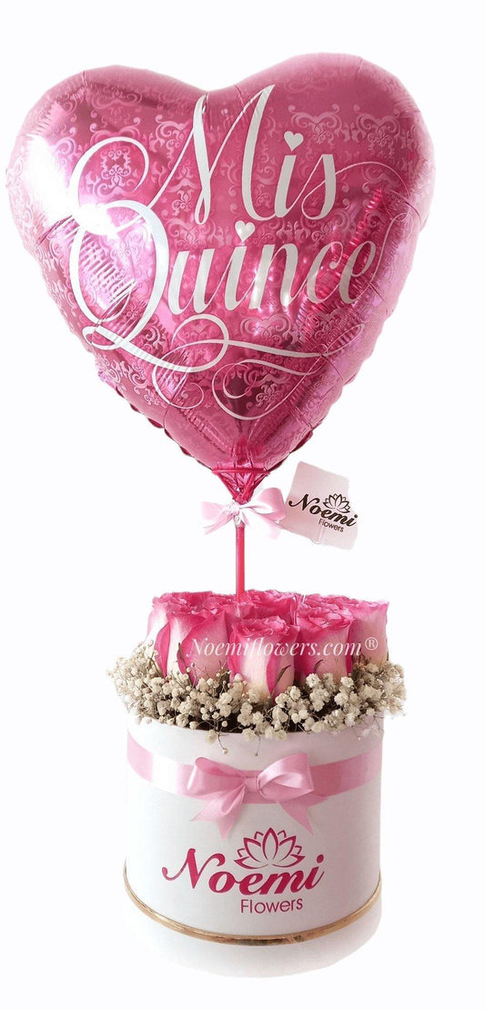 Perla Rosa confeccionado de 12 rosas y gipsofilia con globo de Mis Quince - Floristería Noemi Flowers