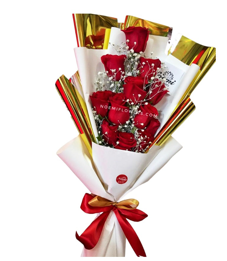 Bouquet con 12 rosas rojas en papel dorado con un lazo