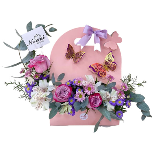 Arreglo floral confeccionado con rosas, margaritas, astromelias, montecasino y toques suaves de eucalipto - Floristería Noemi Flowers 