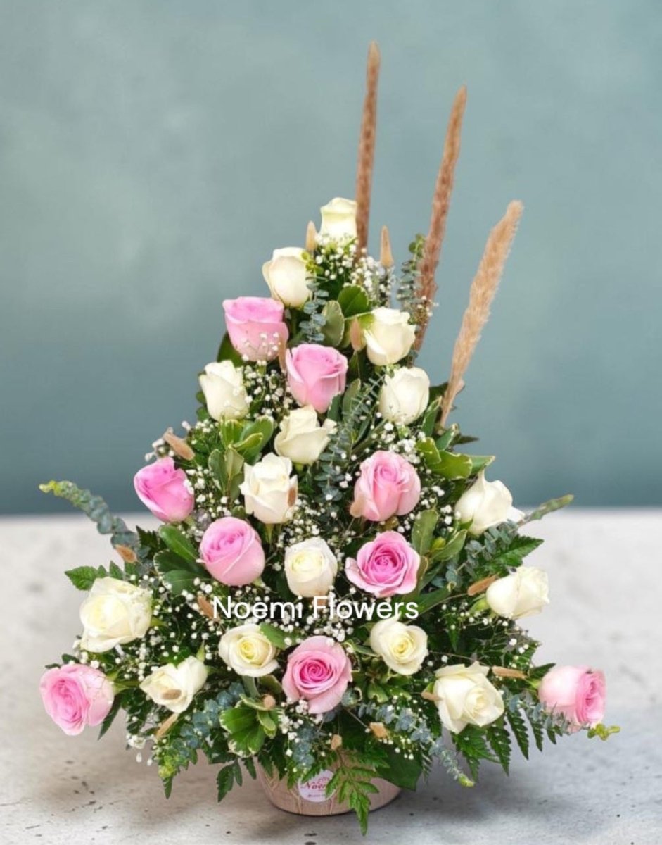 Arreglo floral confeccionado con rosas y follaje variado - Floristería Noemi Flowers. 