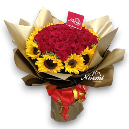 Confeccionada con rosas y girasoles y papel y lazo decorativo - Floristería Noemi Flowers.