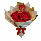 Ramo buchon con rosas rojas y corona - Floristería Noemi Flowers. 