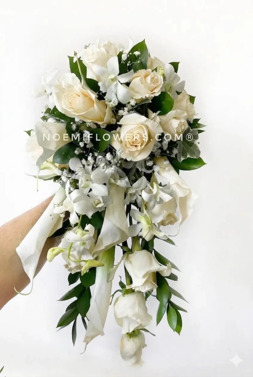 Ramo de novia confeccionado con calas, rosas y orquídeas blancas premium - Floristería Noemi Flowers.