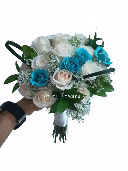 Ramo de novia con rosas blancas y turquesas -  Floristería Noemi Flowers