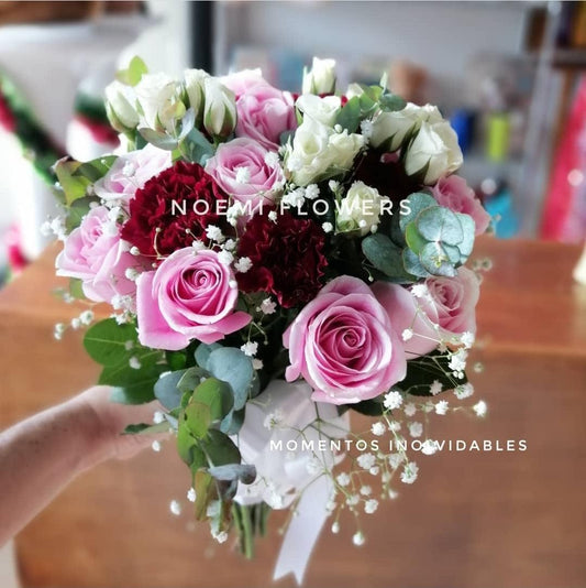 Ramo de novia con rosas, minirosas, claveles, eucalipto - Floristería Noemi Flowers