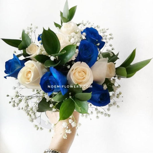 Ramo de Novia con rosas en blanco y azul - Floristería Noemi Flowers
