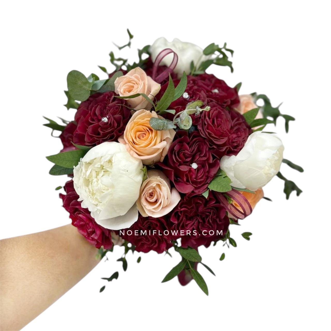 Confeccionado con  rosas, peonías y toques de eucalipto - Floristería Noemi Flowers. 