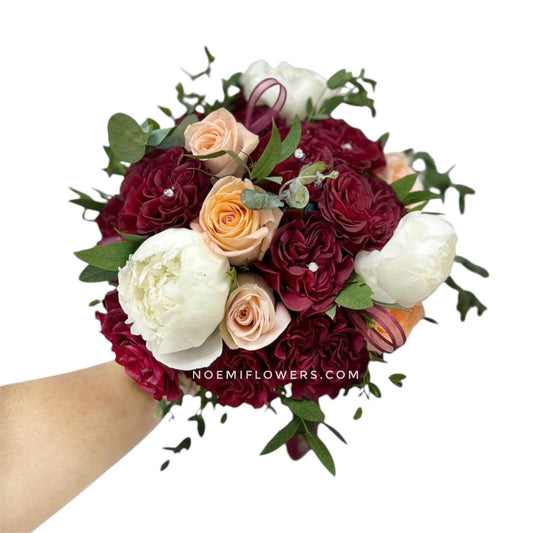 Confeccionado con  rosas, peonías y toques de eucalipto - Floristería Noemi Flowers. 