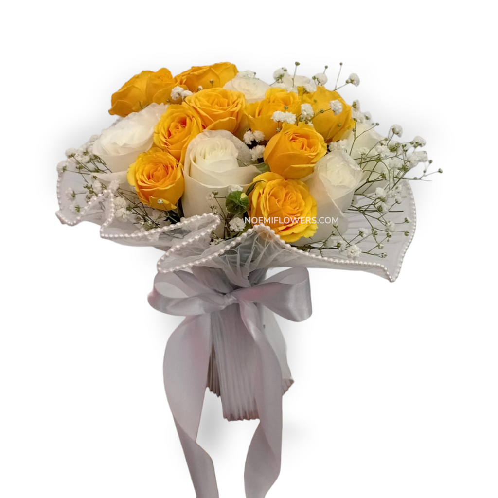 Confeccionado con rosas blancas y mini rosas amarillas - Floristería Noemi Flowers.