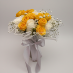 Confeccionado con rosas blancas y mini rosas amarillas - Floristería Noemi Flowers.