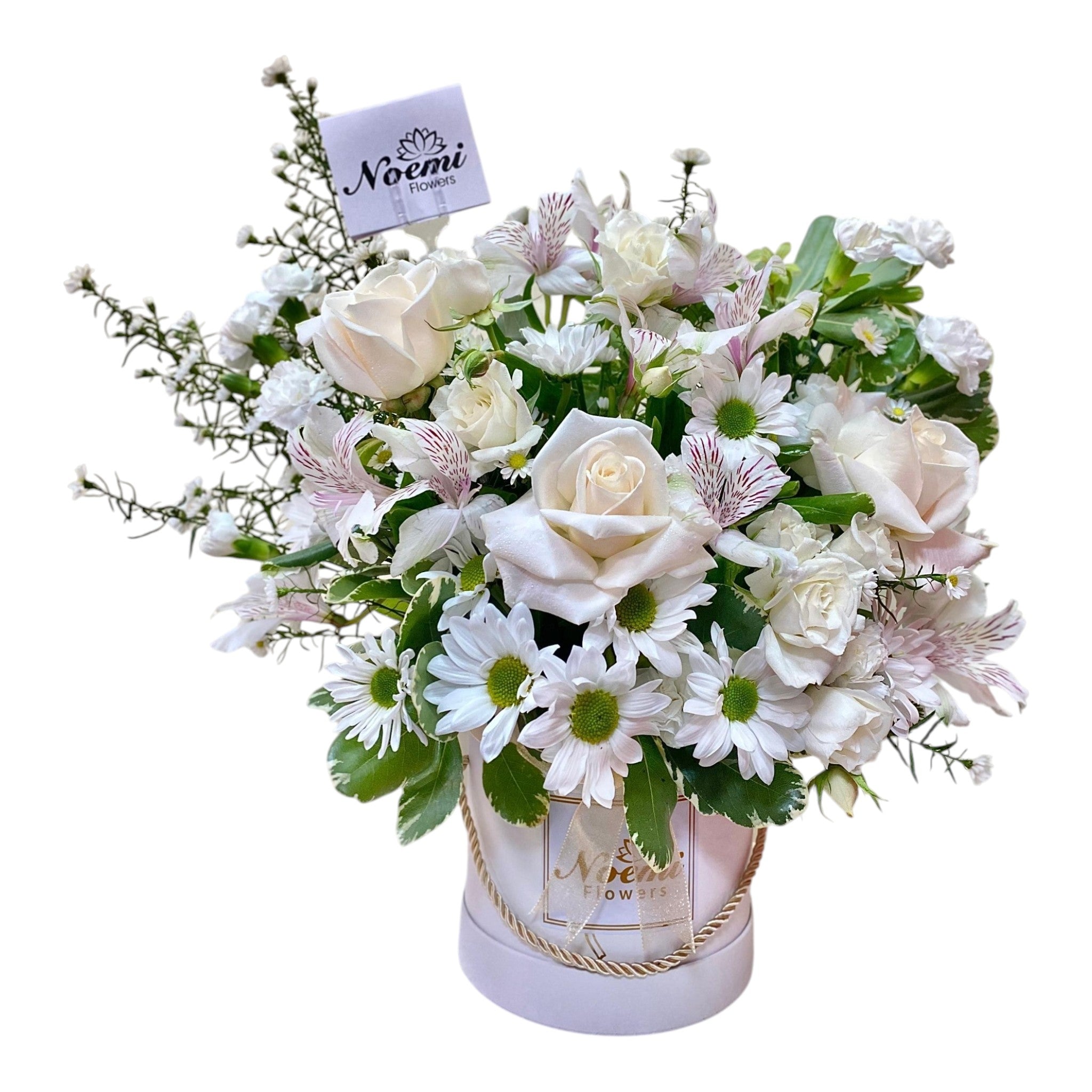 Confeccionado con rosas rojas, astromelias, margaritas, crisantemos y follaje variado - Floristería Noemi Flowers. 