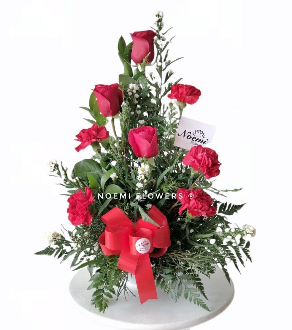 Arreglo floral confeccionado con rosas, claveles y follaje variado  - Floristería Noemi Flowers