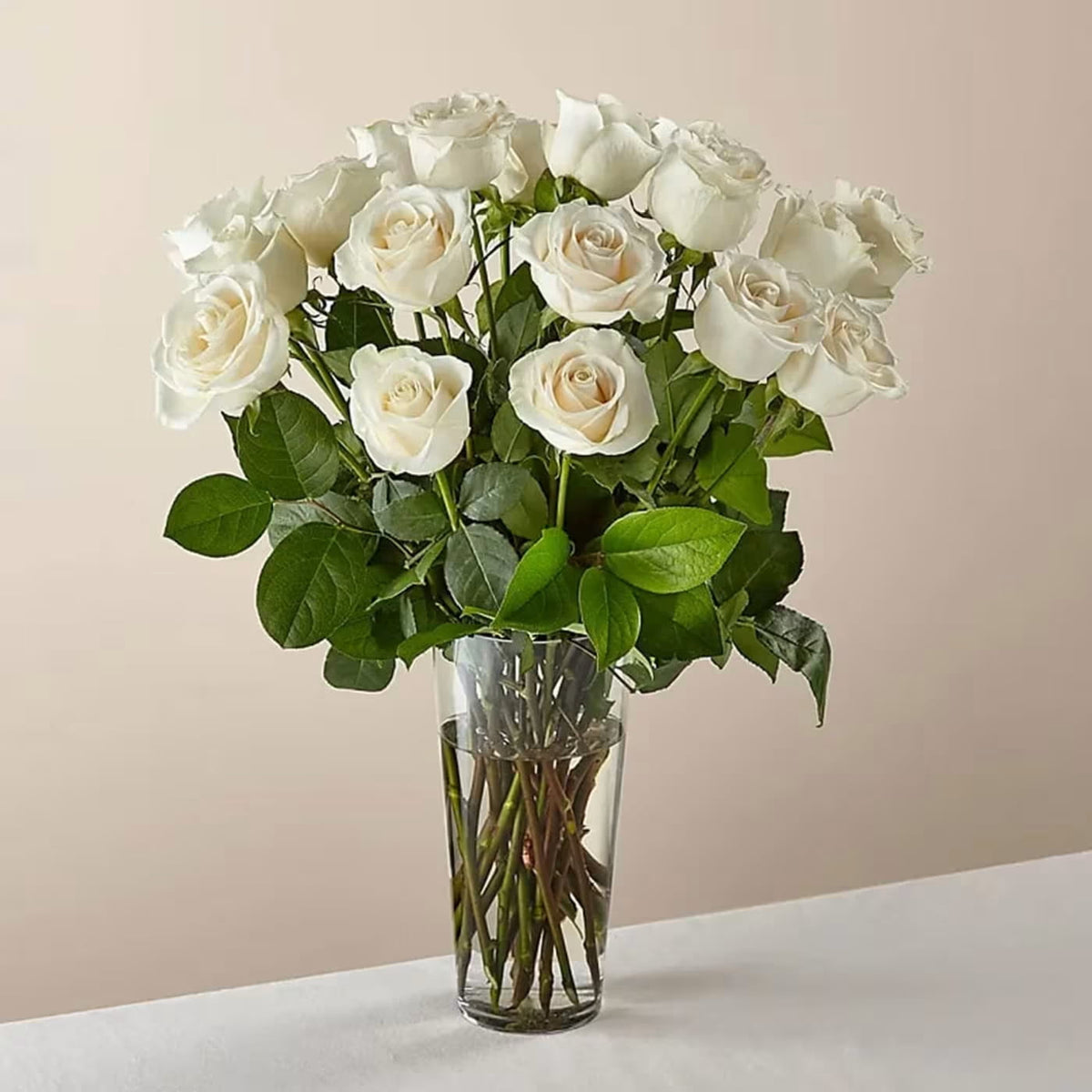 Arreglo floral confeccionado con 18 rosas en jarrón - Floristería Noemi Flowers. 